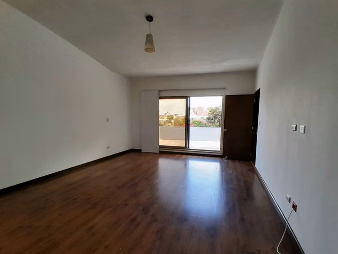 ALQUILO CASA MODERNA CON JARDÍN EN ZONA 15, DENTRO DE GARITA  - Imagen 7