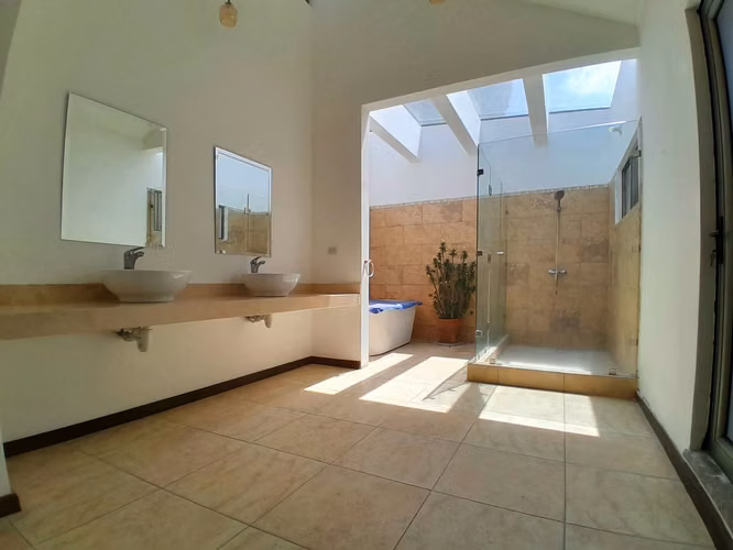 ALQUILO CASA MODERNA CON JARDÍN EN ZONA 15, DENTRO DE GARITA  - Imagen 8