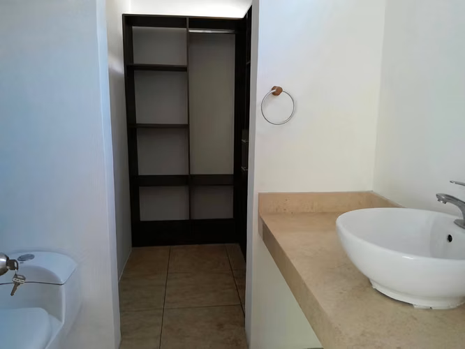 ALQUILO CASA MODERNA CON JARDÍN EN ZONA 15, DENTRO DE GARITA  - Imagen 11