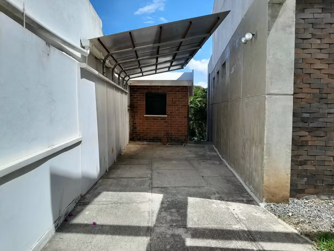 ALQUILO CASA MODERNA CON JARDÍN EN ZONA 15, DENTRO DE GARITA  - Imagen 12