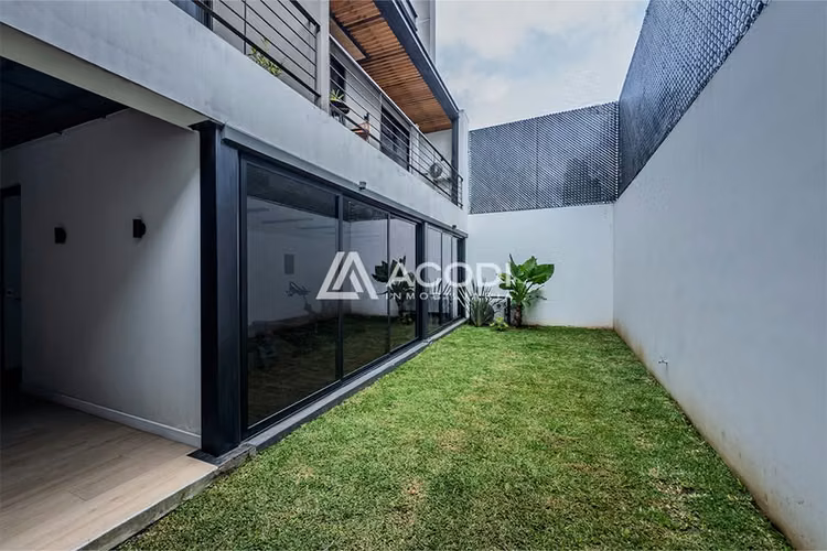 Apartamento con jardín en zona 13 - Imagen 8