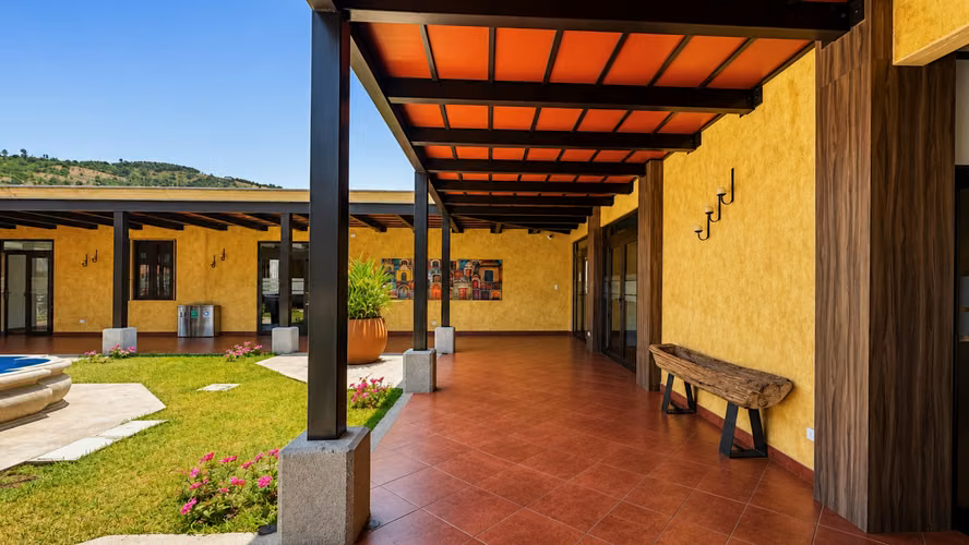 CASA GRANDE EN RENTA A MINUTOS DE ANTIGUA 