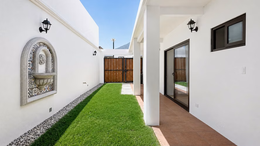 CASA GRANDE EN RENTA A MINUTOS DE ANTIGUA 