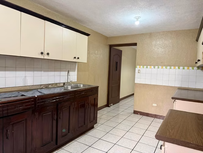 CASA EN RENTA EN ZONA 11, DENTRO DE CONDOMINIO 