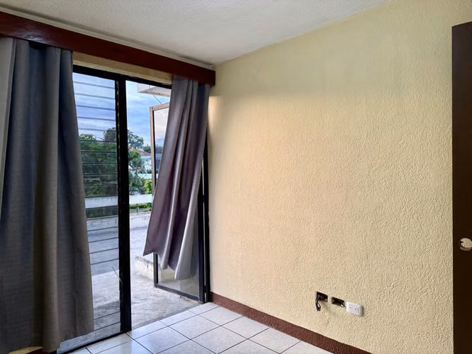 CASA EN RENTA EN ZONA 11, DENTRO DE CONDOMINIO 
