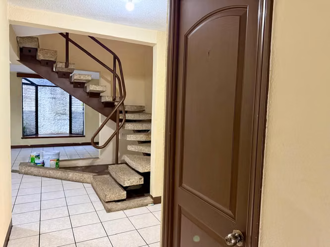 CASA EN RENTA EN ZONA 11, DENTRO DE CONDOMINIO 