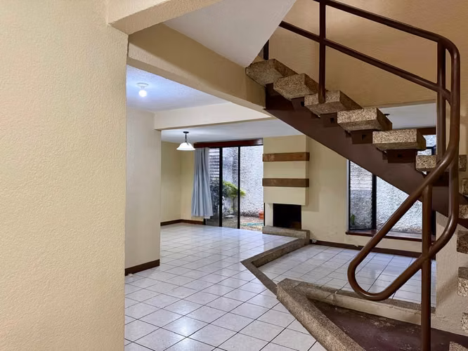 CASA EN RENTA EN ZONA 11, DENTRO DE CONDOMINIO 