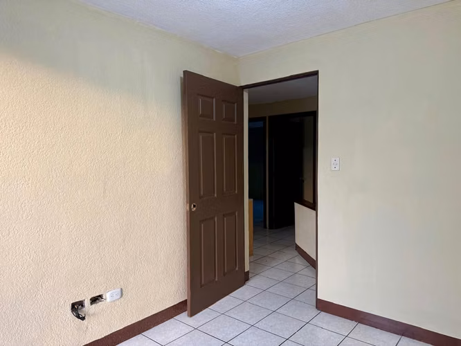 CASA EN RENTA EN ZONA 11, DENTRO DE CONDOMINIO 