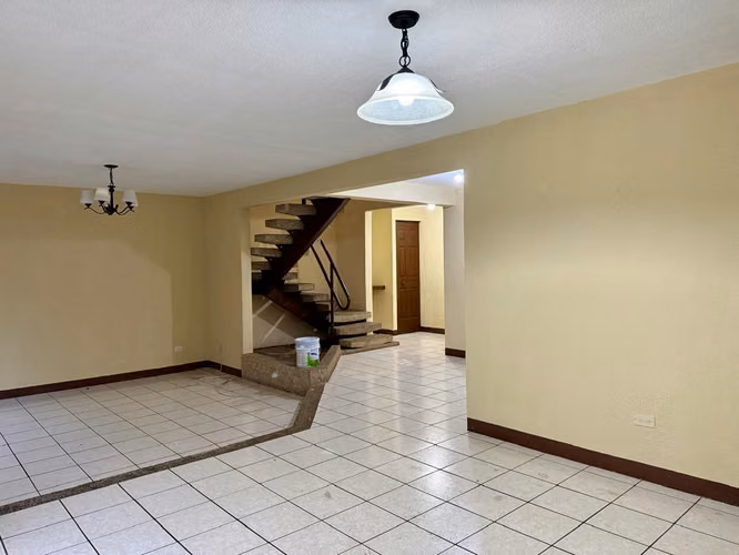 CASA EN RENTA EN ZONA 11, DENTRO DE CONDOMINIO 