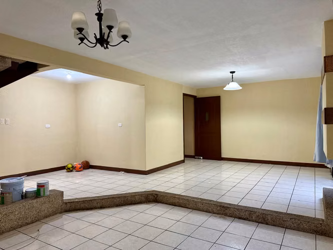 CASA EN RENTA EN ZONA 11, DENTRO DE CONDOMINIO 