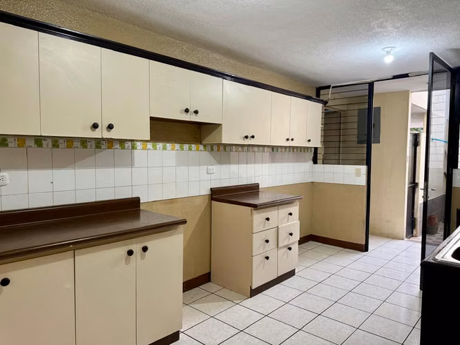 CASA EN RENTA EN ZONA 11, DENTRO DE CONDOMINIO 