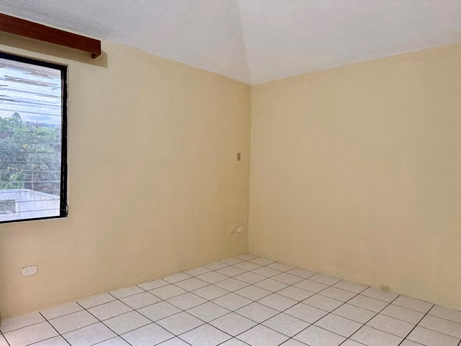 CASA EN RENTA EN ZONA 11, DENTRO DE CONDOMINIO 