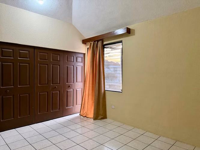 CASA EN RENTA EN ZONA 11, DENTRO DE CONDOMINIO 