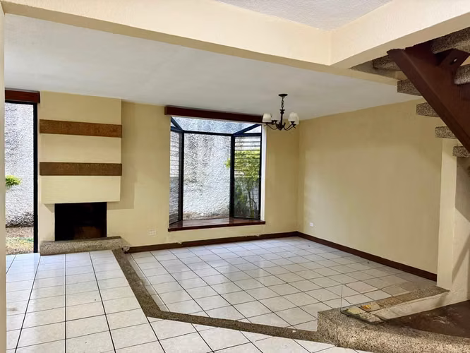 CASA EN RENTA EN ZONA 11, DENTRO DE CONDOMINIO 