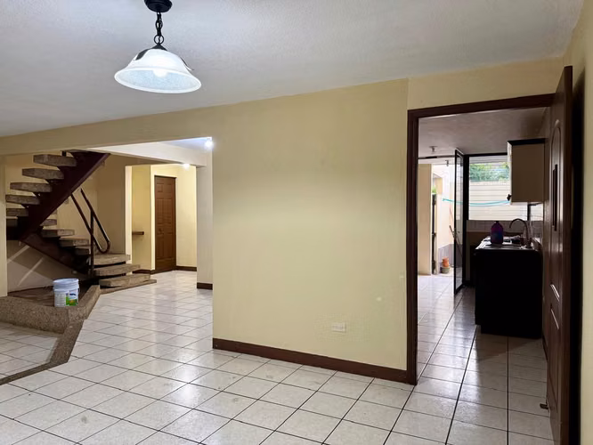 CASA EN RENTA EN ZONA 11, DENTRO DE CONDOMINIO 