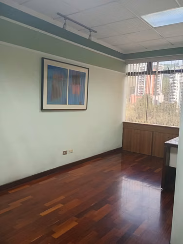 CLINICA EQUIPADA EN MULTIMEDICA ZONA 15 | MANTTO Y SECRETARIA INCLUIDO