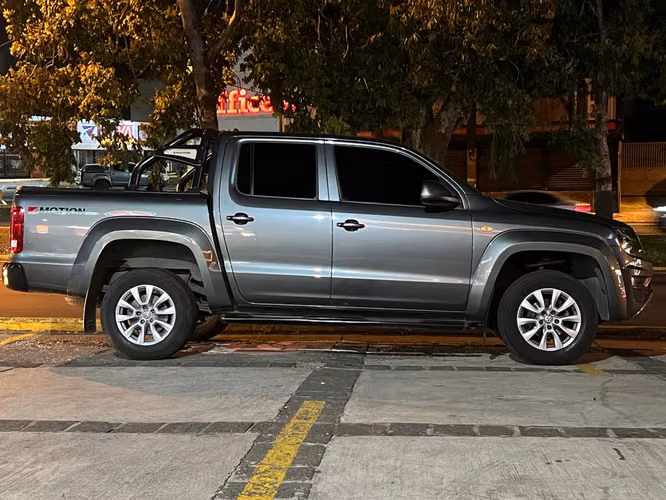 Amarok 2.0 BI turbo Confortline Gris Policromado