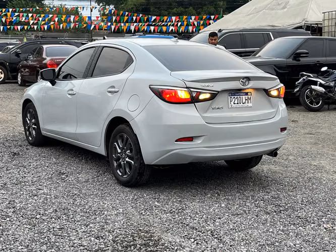 Toyota Yaris LE - Imagen 6