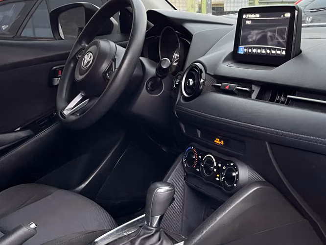 Toyota Yaris LE - Imagen 3