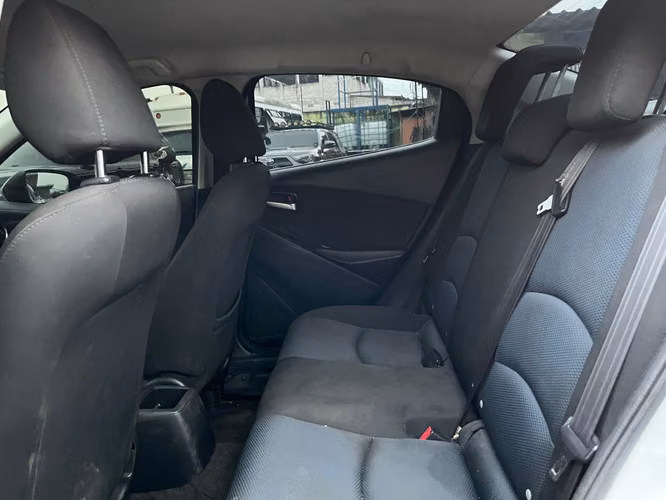 Toyota Yaris LE - Imagen 4