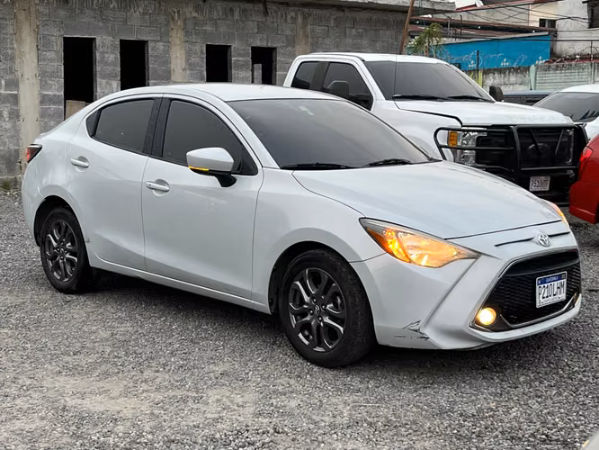 Toyota Yaris LE - Imagen 5
