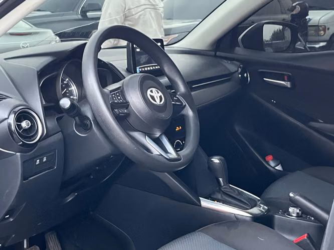 Toyota Yaris LE - Imagen 2