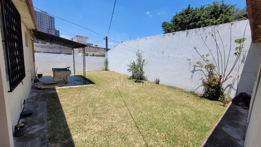 Se vende casa en zona 15 con amplio terreno 