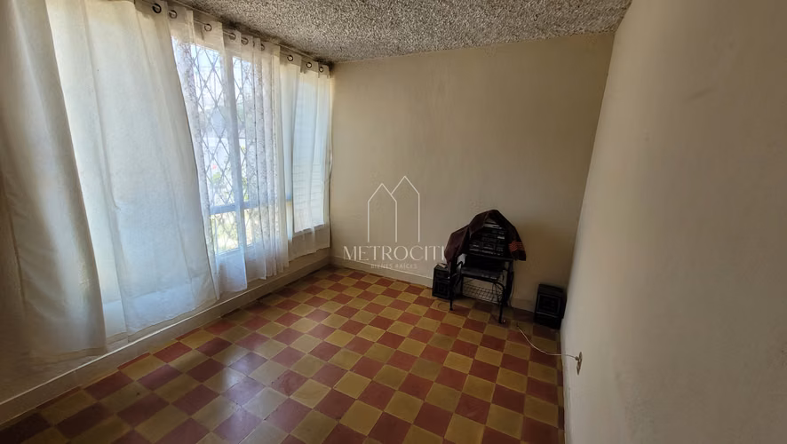 Se vende casa en zona 15 con amplio terreno  - Imagen 2