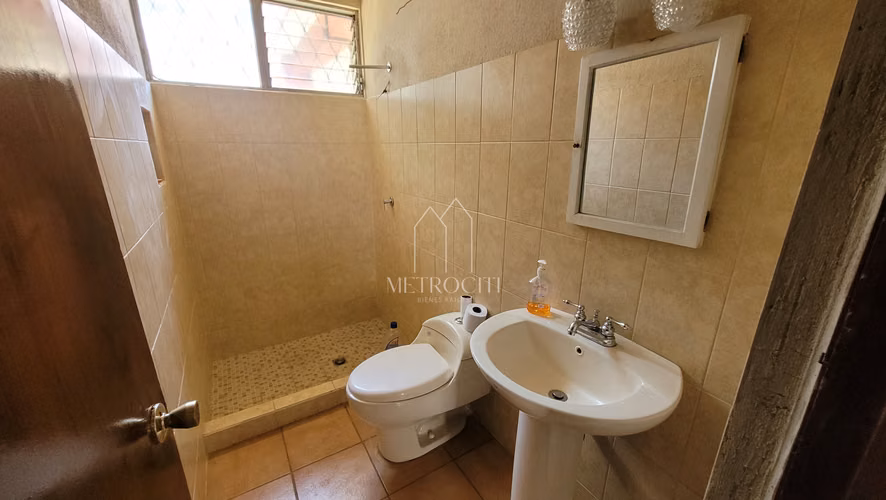 Se vende casa en zona 15 con amplio terreno  - Imagen 6