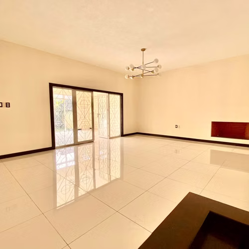 Zona 10 • Casa en Renta • Residencial Oakland - Miniatura 4