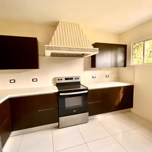 Zona 10 • Casa en Renta • Residencial Oakland