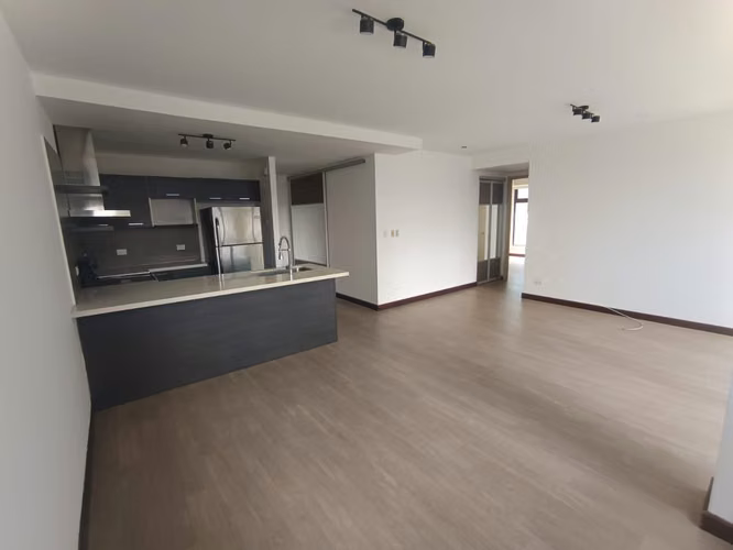 APARTAMENTO EN RENTA EN EDIFICIO VEINTI4 ZONA 10 - Imagen 3