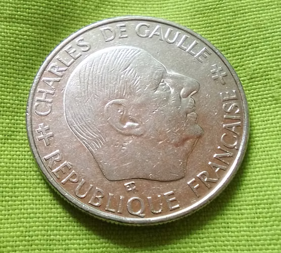 CHARLES DE GAULLE 1958 FECHA 1988 REPUBLIQUE FRANCAISE 1 F MONEDA, ERROR ANTIGUA  - Imagen 4