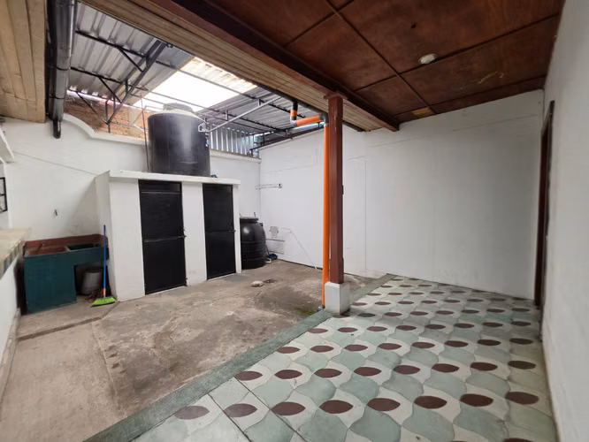 Alquilo casa para uso comercial en zona 1 de Mixco - Miniatura 8