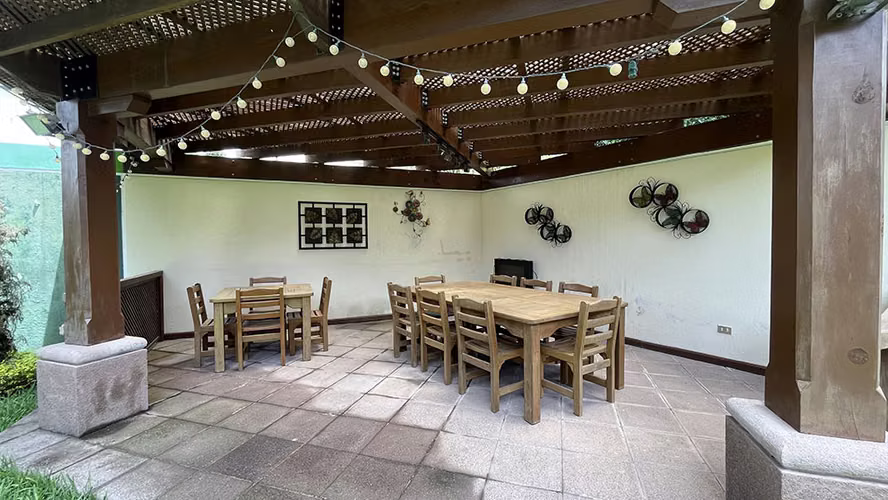 Venta de casa en zona 16 La montaña con amplio jardín 