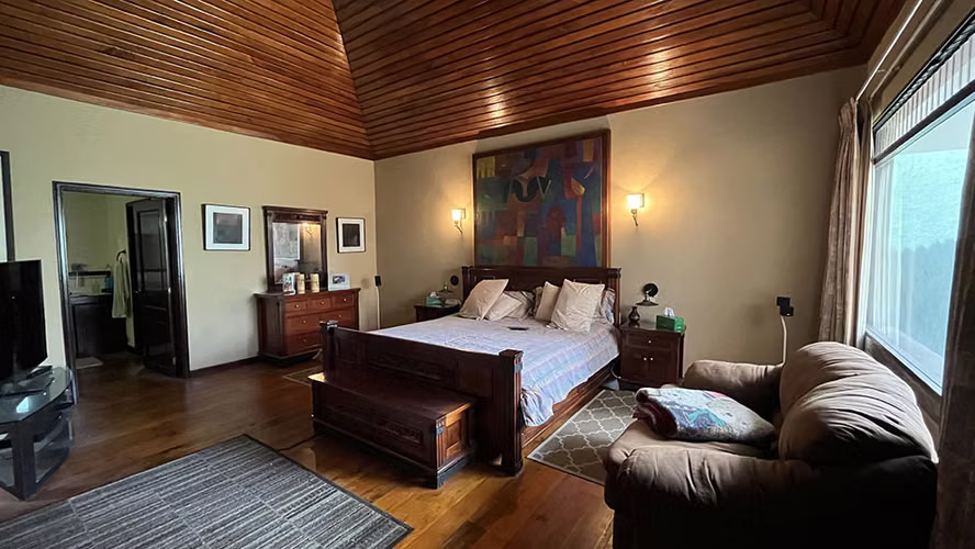 Venta de casa en zona 16 La montaña con amplio jardín 
