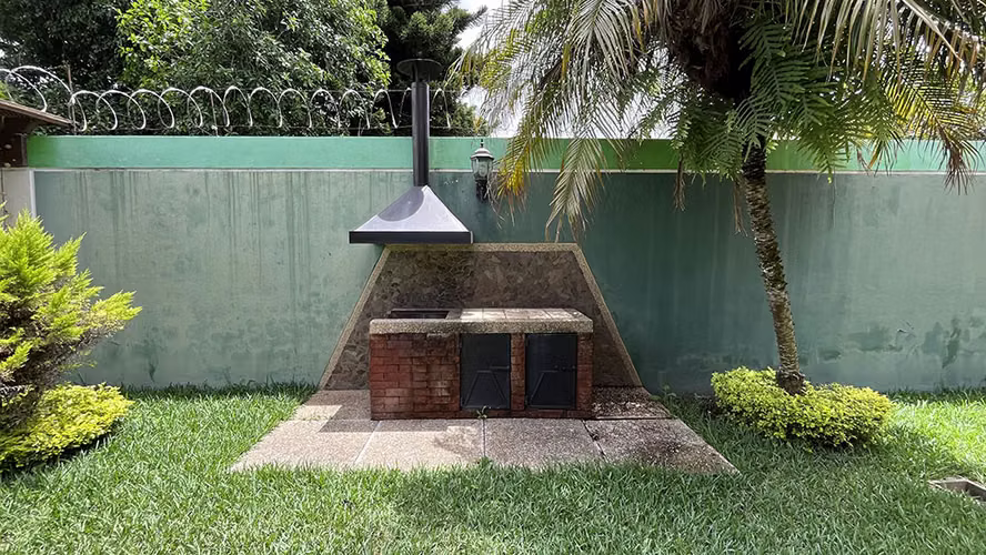 Venta de casa en zona 16 La montaña con amplio jardín 