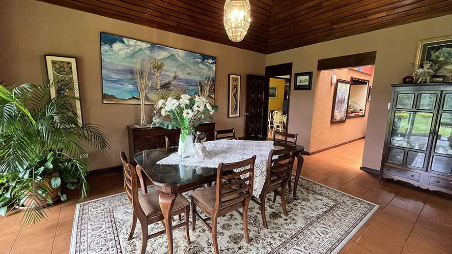 Venta de casa en zona 16 La montaña con amplio jardín 