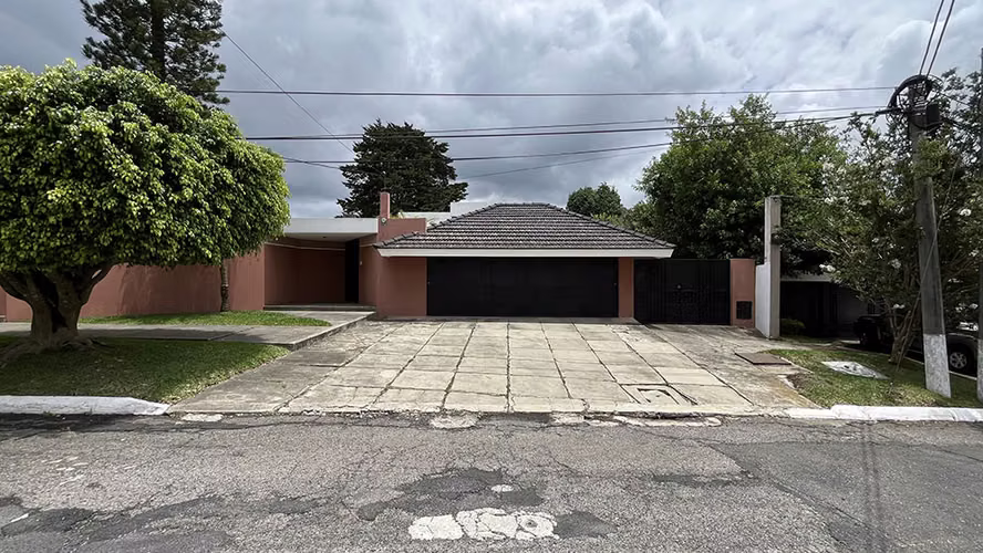 Venta de casa en zona 16 La montaña con amplio jardín 