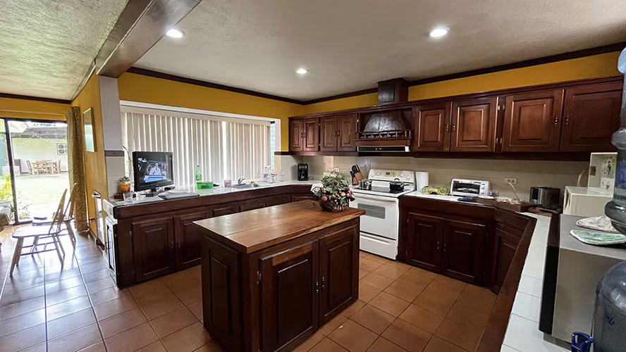 Venta de casa en zona 16 La montaña con amplio jardín 