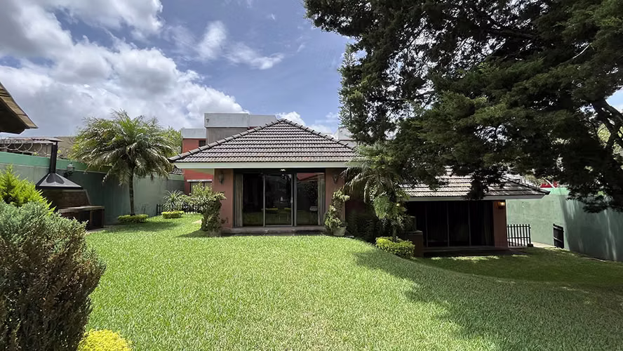 Venta de casa en zona 16 La montaña con amplio jardín 