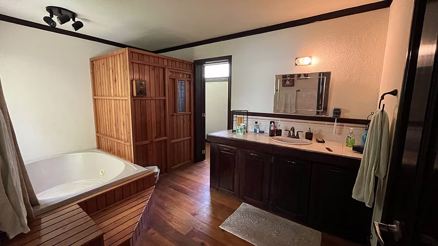 Venta de casa en zona 16 La montaña con amplio jardín 
