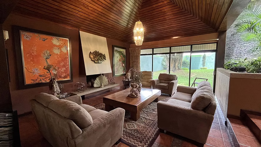 Venta de casa en zona 16 La montaña con amplio jardín 