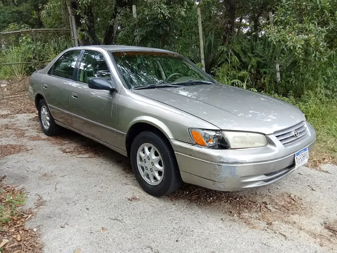 PRECIOSO Y MUY ELEGANTE TOYOTA CAMRY 'CE' MECÁNICO MODELO 1998 BIEN CUIDADO