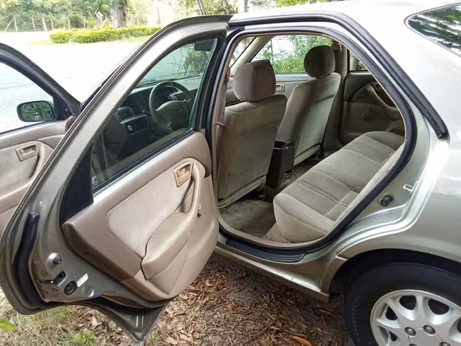 PRECIOSO Y MUY ELEGANTE TOYOTA CAMRY 'CE' MECÁNICO MODELO 1998 BIEN CUIDADO