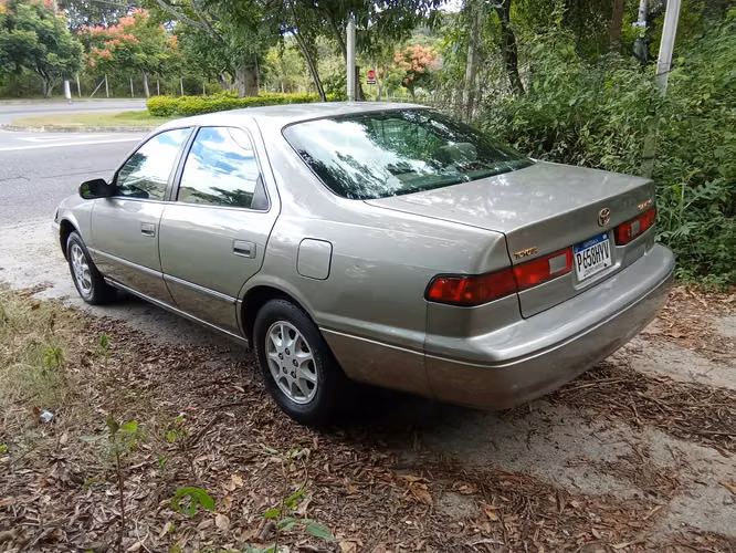 PRECIOSO Y MUY ELEGANTE TOYOTA CAMRY 'CE' MECÁNICO MODELO 1998 BIEN CUIDADO