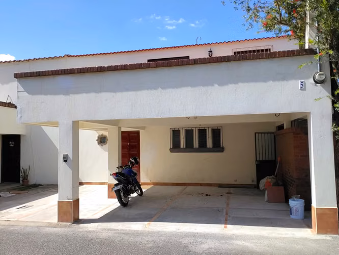 Casa en Renta del lado de La Villa dentro de condominio, Zona 14
