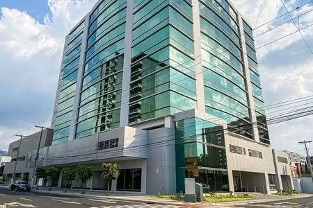 Oficina en renta en Edificio Torino 2 Zona 10 | Nivel alto de 65m² + parqueo - Imagen 2
