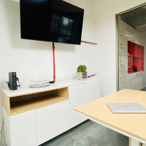 Oficina en renta en Edificio Torino 2 Zona 10 | Nivel alto de 65m² + parqueo - Imagen 4