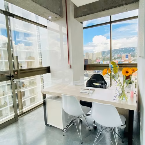 Oficina en renta en Edificio Torino 2 Zona 10 | Nivel alto de 65m² + parqueo